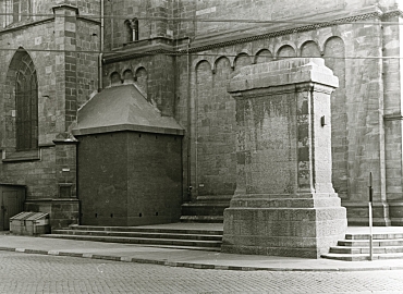 The empty plinth and the memorial walled into a niche in 1942 (photo Kippenberg, Staatsarchiv Bremen)