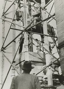 The re-erection of the Bismarck monument in 1953 (Staatsarchiv Bremen)