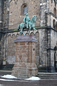 The renovated Bismarck monument with the new plinth cover 2024 (State Office for Monument Preservation)