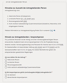 Online-Antragsformular mit Feldern zur Auswahl einer antragstellende Person. Hier kann ausgewählt werden, ob es eine natürliche Person, eine juristische Person, eine Personengesellschaft oder ein nicht rechtlich selbstständiger Zusammenschluss ist. Außerdem kann ausgewählt werden, ob es eine Ansprechperson gibt.