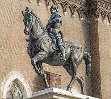 Andrea del Veroccios equestrian statue of Bartolommeo Colleoni in Venice in front of the church of Giovanni e Paolo (Wiki CC)