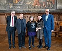 Bremer Literaturpreisverleihung 2025: (von re.) Bürgermeister Andreas Bovenschulte, Barbara Lison, Förderpreisträgerin Stefanie Sargnagel, Preisträger Wilhelm Bartsch und Dr. Lothar Müller. 